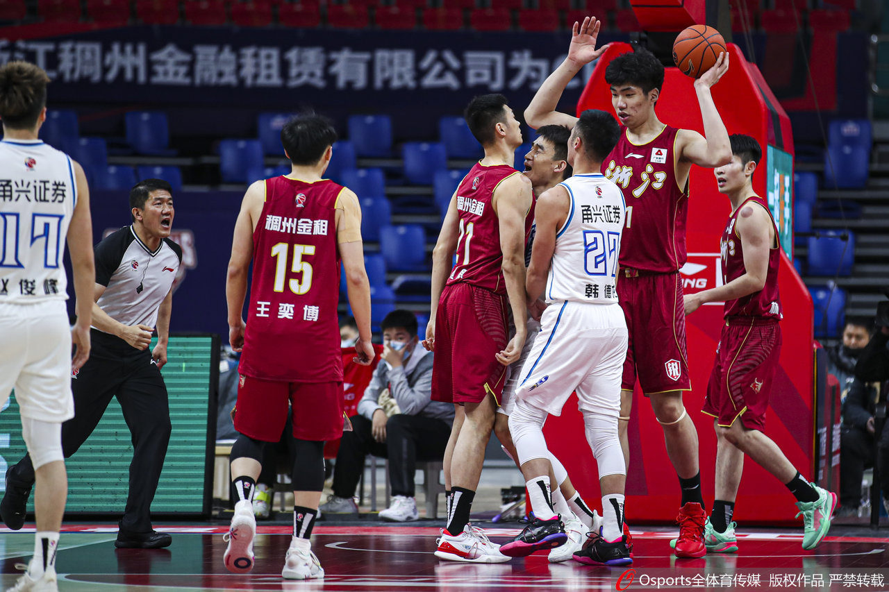 直播吧12月31日訊NBA常規(guī)賽，76人125-103輕取開拓者。此役76人中鋒恩比德表現(xiàn)出色，打了35分鐘21投12中，三分1中1、罰球13中12砍全場最高37分外加9籃板3助攻，4失誤瑕不掩瑜，正
