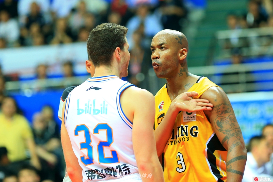 直播吧12月31日訊NBA常規(guī)賽，76人125-103輕取開拓者。此役76人中鋒恩比德表現(xiàn)出色，打了35分鐘21投12中，三分1中1、罰球13中12砍全場最高37分外加9籃板3助攻，4失誤瑕不掩瑜，正

