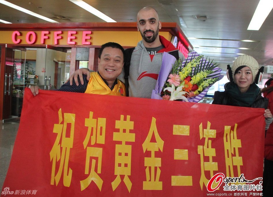 曼聯(lián)新門將拉門斯與經(jīng)紀(jì)人合影 球迷熱議：這不是滕哈赫嗎