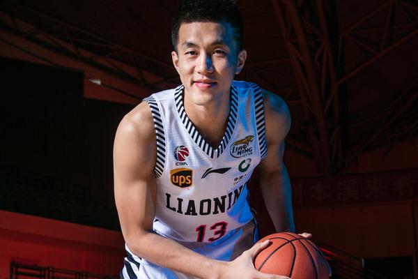 虎撲01月09日訊 今日NBA常規(guī)賽鵜鶘對陣開拓者的比賽正在進(jìn)行中。半場比賽，開拓者75-42領(lǐng)先鵜鶘。默里半場7投5中，三分2中1，得到13分4籃板4助攻，正負(fù)值-25。
