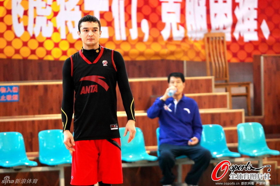 ??火箭兄弟！“連長”布魯爾送上兩記粉拳???哈登笑露松鼠牙