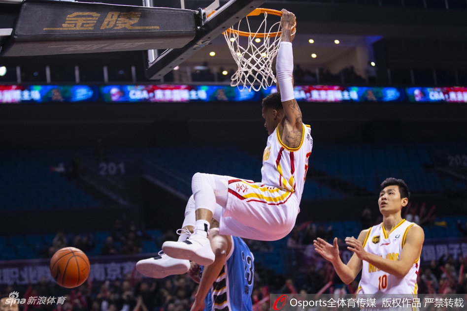虎撲01月08日訊 NBA常規(guī)賽，北京時間明日8:00，雷霆將在客場挑戰(zhàn)騎士。數(shù)據(jù)統(tǒng)計顯示，這是NBA歷史上首次出現(xiàn)15連勝的球隊(duì)雷霆）對陣10連勝的球隊(duì)騎士）。目前雷霆30勝5負(fù)，排在西部第一；騎士
