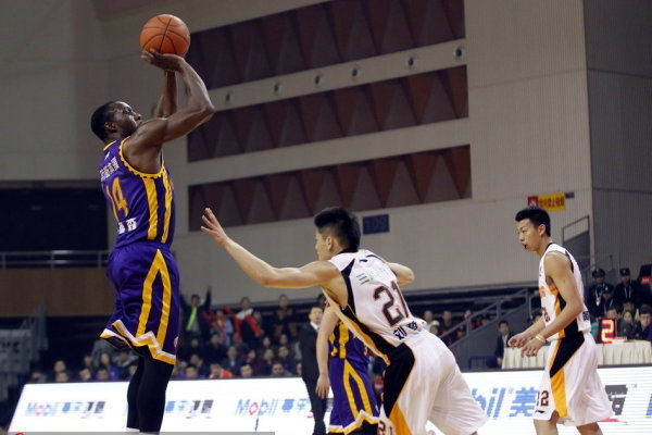 直播吧12月31日訊NBA常規(guī)賽，國王110-100擊敗獨(dú)行俠。本場比賽，國王后衛(wèi)福克斯表現(xiàn)出色，打了35分鐘23投13中，三分7中3、罰球5中4拿到全場最高33分外加6籃板6助攻1搶斷，正負(fù)值+17
