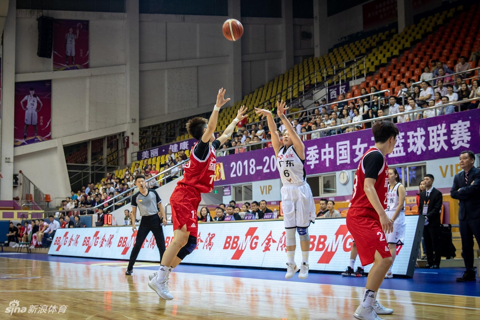 好久不見(jiàn)，泰山隊(duì)史首位外援巴力斯塔觀戰(zhàn)京魯大戰(zhàn)并激動(dòng)落淚