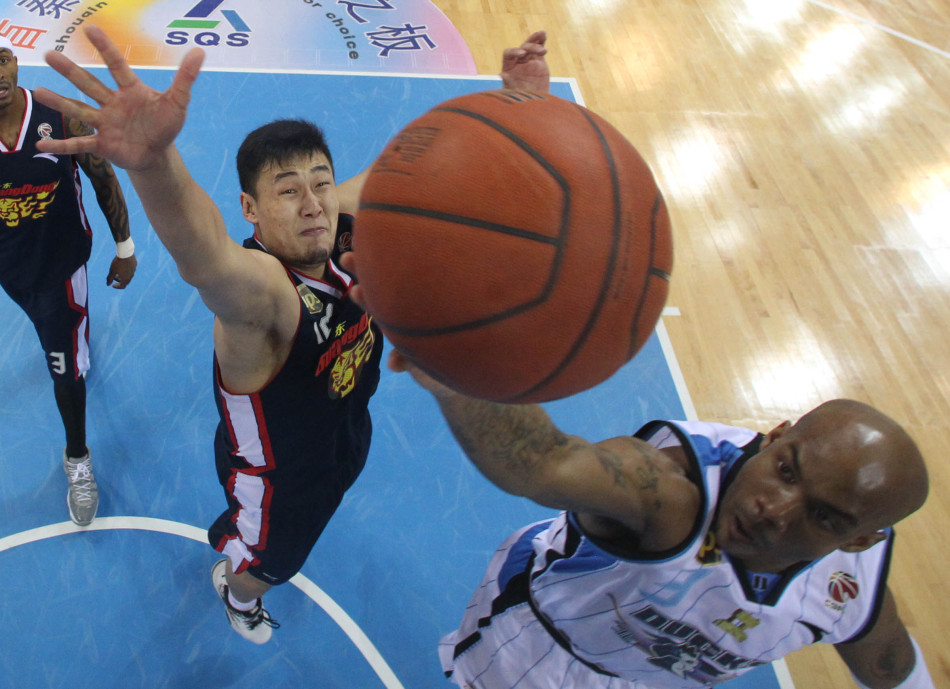 直播吧12月31日訊NBA常規(guī)賽，76人125-103輕取開拓者。本場比賽，76人球員烏布雷表現(xiàn)出色，進(jìn)攻端攻筐效率很高；最亮眼的是搶斷表現(xiàn)，利用自己敏銳的嗅覺和極快的速度送出生涯新高的8次搶斷此前最
