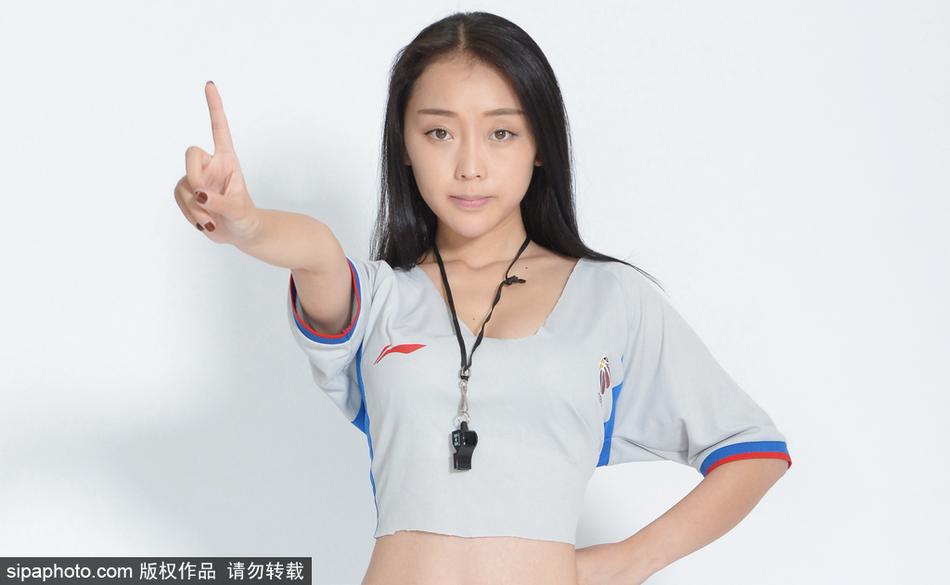 著急啊??王鈺棟上半場(chǎng)在替補(bǔ)席觀戰(zhàn)坐立難安，站場(chǎng)邊指揮&溝通