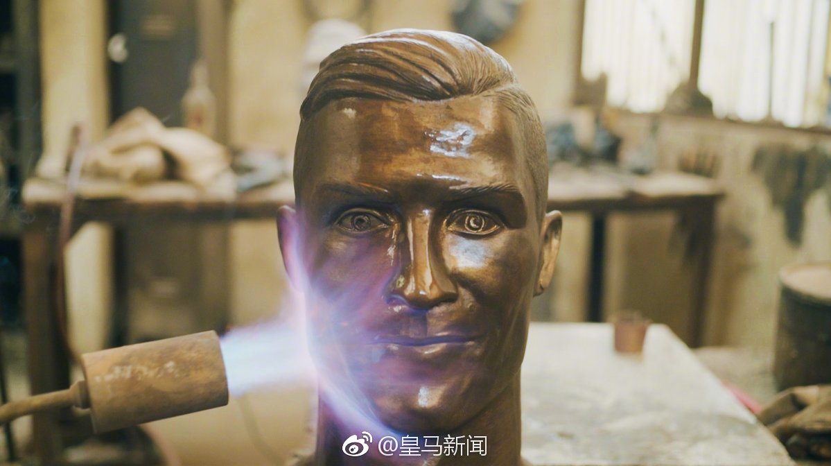 媒體曬東契奇與詹姆斯父子場(chǎng)邊合照：歡迎加入大家庭