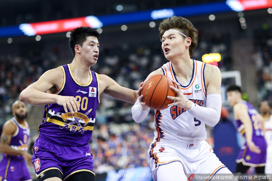 直播吧12月31日訊NBA常規(guī)賽，76人在客場以125-103擊敗開拓者。賽后，德拉蒙德打斷了亞布塞萊的賽后采訪，他說道：“年度最佳第六人就在這里。這個人7月1日就能夠拿大合同了。這是我第一個說的?！?