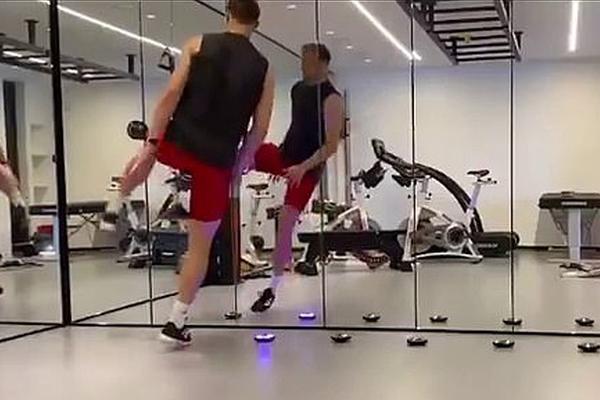虎撲01月06日訊 據(jù)The Athletic記者Will Guillory報道，鵜鶘主教練威利-格林在接受采訪時表示，蔡恩-威廉森“有可能”會在本周上場比賽。他還透露威廉森今天參加了5對5的訓(xùn)練。威
