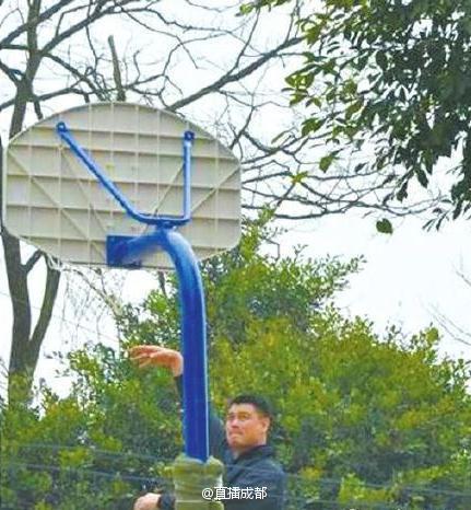 [流言板]昨日湖船大戰(zhàn)唱國(guó)歌時(shí)，湖人站隊(duì)時(shí)留出AD和克里斯蒂的位置