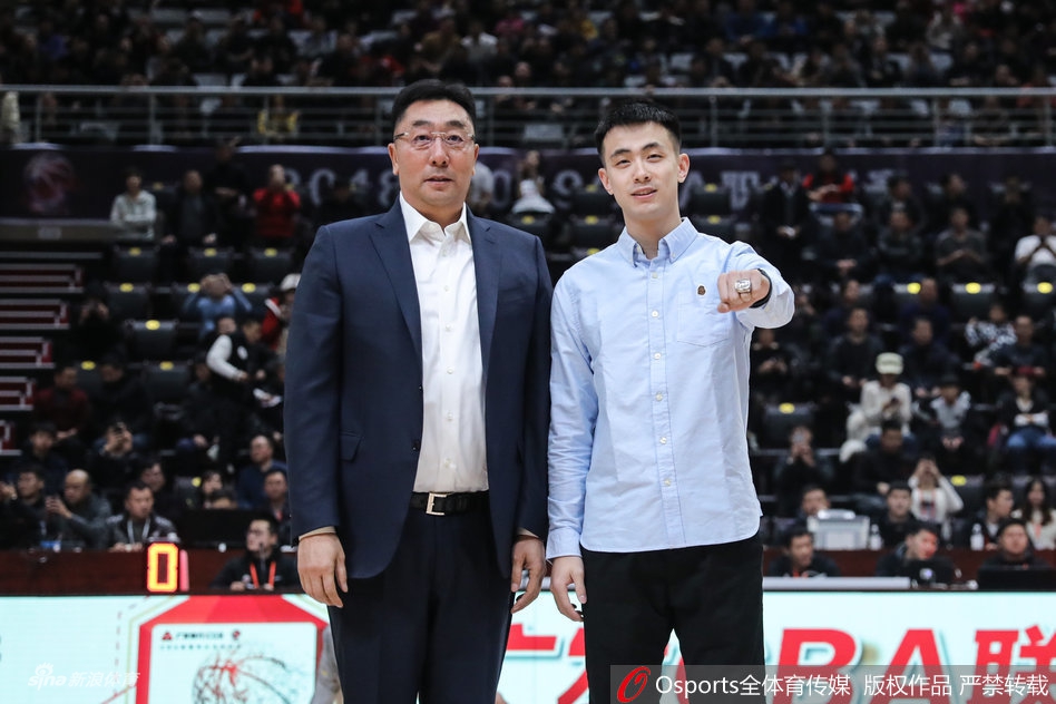 虎撲01月09日訊 NBA常規(guī)賽騎士對陣?yán)做谋荣愓谶M(jìn)行中。第四節(jié)比賽中，阿倫大帽哈滕，米切爾命中三分得到11分再領(lǐng)先7分。
