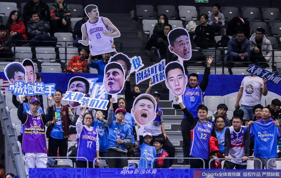 直播吧12月31日訊NBA常規(guī)賽，國王110-100擊敗獨(dú)行俠。本場比賽，國王后衛(wèi)?？怂贡憩F(xiàn)出色，打了35分鐘23投13中，三分7中3、罰球5中4拿到全場最高33分外加6籃板6助攻1搶斷，正負(fù)值+17
