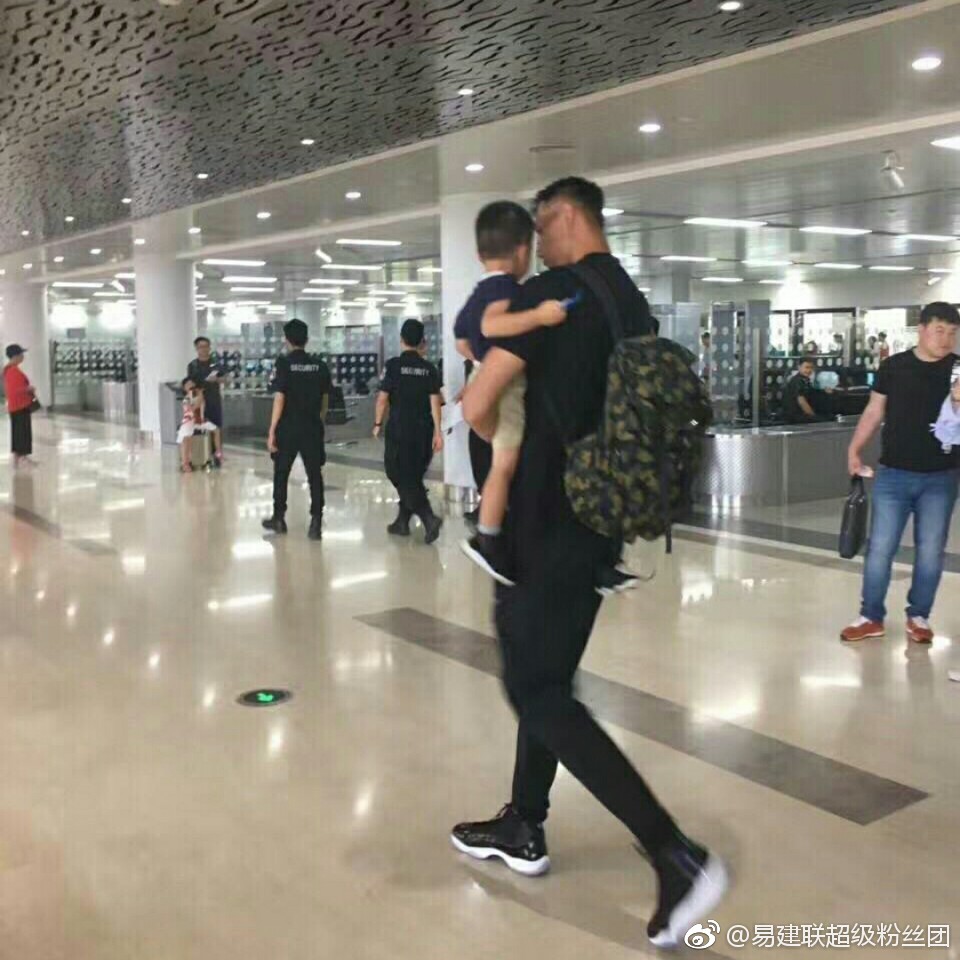 享受假期，恩佐與家人一同來(lái)到了希臘度假