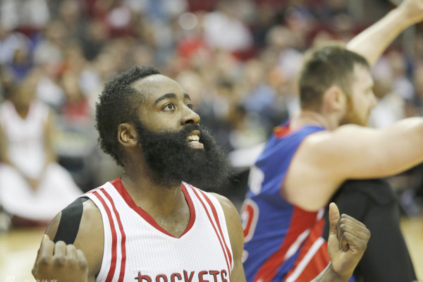 直播吧12月31日訊NBA常規(guī)賽，76人125-103輕取開拓者。此役76人中鋒恩比德表現(xiàn)出色，打了35分鐘21投12中，三分1中1、罰球13中12砍全場最高37分外加9籃板3助攻，4失誤瑕不掩瑜，正
