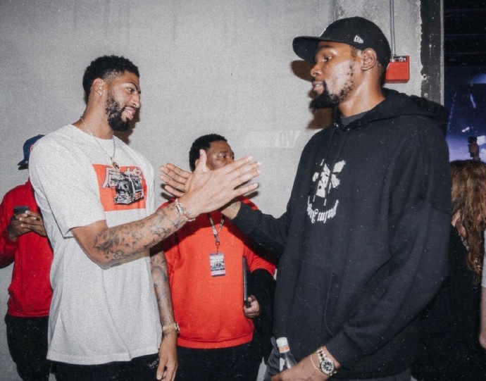 虎撲01月08日訊 NBA常規(guī)賽，北京時間明日8:00，雷霆將在客場挑戰(zhàn)騎士。數(shù)據(jù)統(tǒng)計顯示，這是NBA歷史上首次出現(xiàn)15連勝的球隊(duì)雷霆）對陣10連勝的球隊(duì)騎士）。目前雷霆30勝5負(fù)，排在西部第一；騎士

