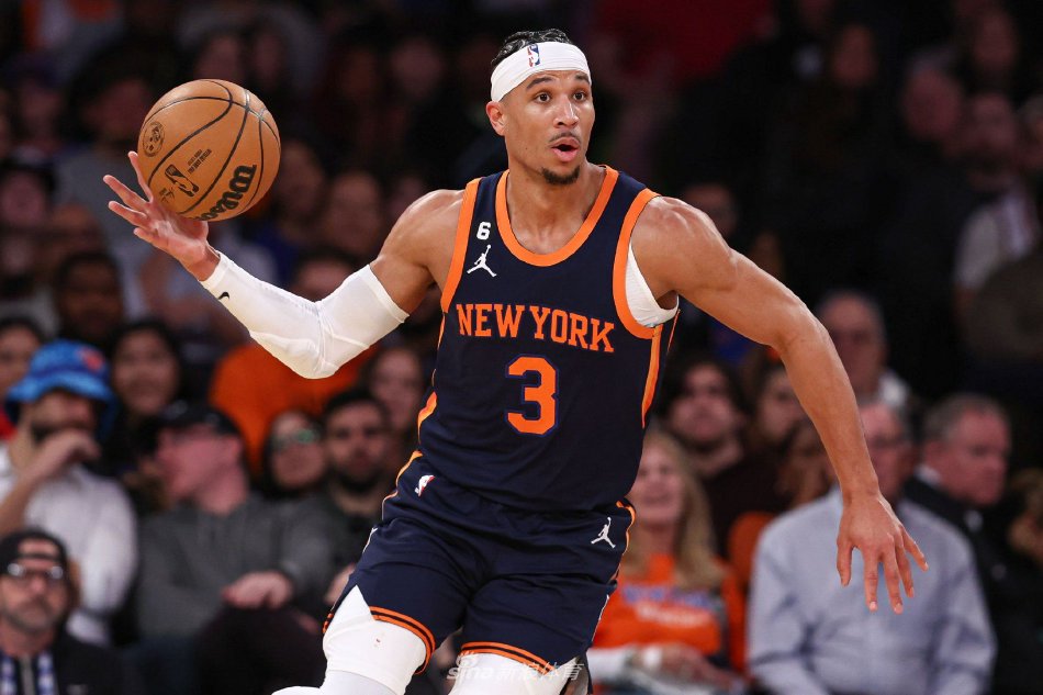 虎撲01月09日訊 今日NBA常規(guī)賽鵜鶘對陣開拓者的比賽正在進(jìn)行中。比賽第二節(jié)，班頓助攻羅威完成空接暴扣，開拓者領(lǐng)先鵜鶘22分。
