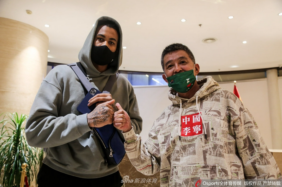 科爾先是拍了拍頭頂，安排了戰(zhàn)術(shù)；然后對著維金斯一直指施羅德，示意把球給過去，結(jié)果被加蘭搶斷輕松上籃。
