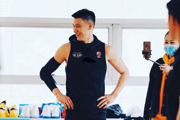 著急啊??王鈺棟上半場(chǎng)在替補(bǔ)席觀戰(zhàn)坐立難安，站場(chǎng)邊指揮&溝通