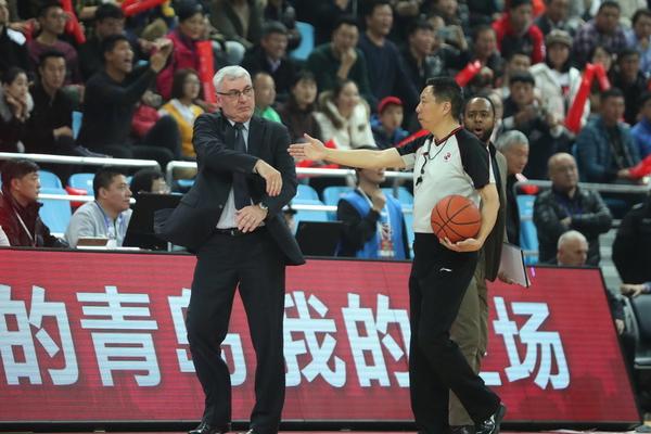 媒體曬東契奇與詹姆斯父子場(chǎng)邊合照：歡迎加入大家庭