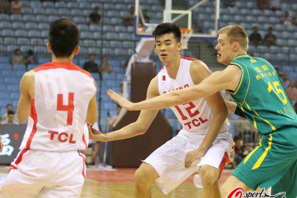 直播吧12月31日訊NBA常規(guī)賽，勇士在主場以95-113不敵騎士。賽后，勇士主帥科爾接受了記者采訪。談到球隊(duì)近況，他說道：“我們現(xiàn)在有點(diǎn)墨守成規(guī)。我們已經(jīng)有一段時間投不進(jìn)球了，因此感覺應(yīng)該會改變，但
