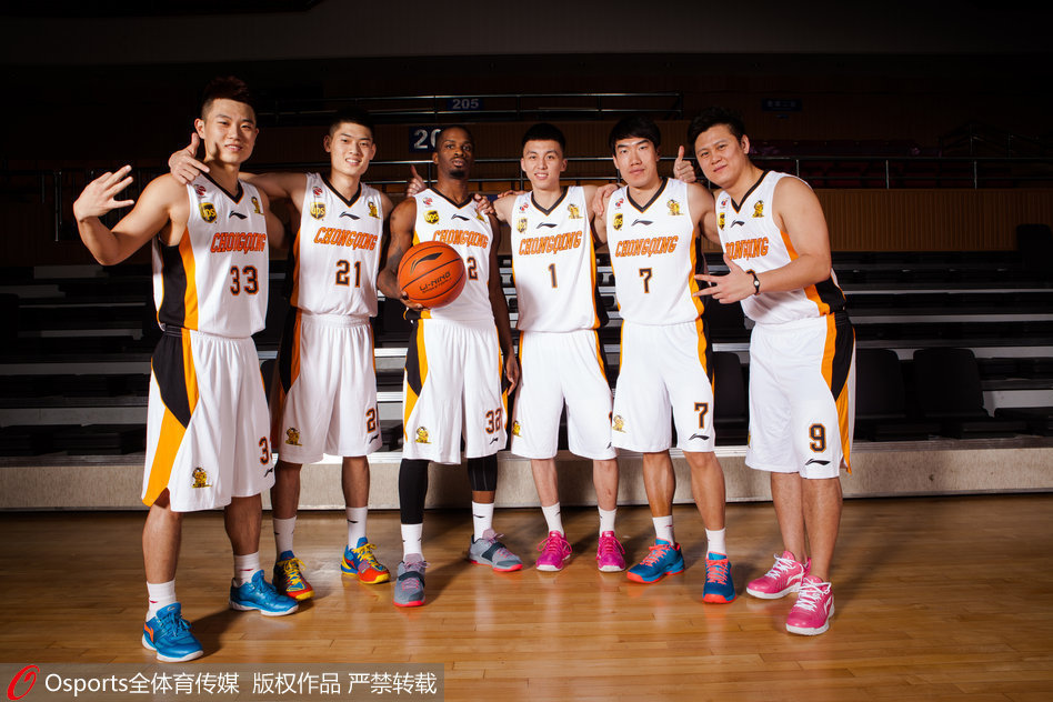 直播吧12月31日訊NBA常規(guī)賽，勇士在主場以95-113不敵騎士。此役，庫明加替補(bǔ)出戰(zhàn)31分57秒，投籃15中4，三分2中0，罰球13中10，得到18分10籃板2助攻1搶斷1蓋帽。本場比賽過后，庫明
