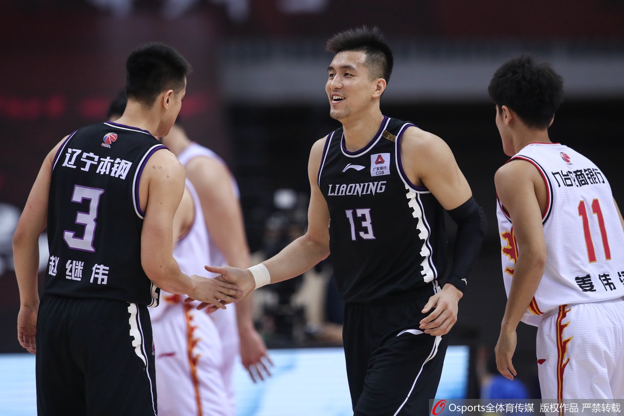 直播吧12月31日訊NBA常規(guī)賽，76人125-103輕取開拓者。本場比賽，76人球員烏布雷表現(xiàn)出色，進(jìn)攻端攻筐效率很高；最亮眼的是搶斷表現(xiàn)，利用自己敏銳的嗅覺和極快的速度送出生涯新高的8次搶斷此前最
