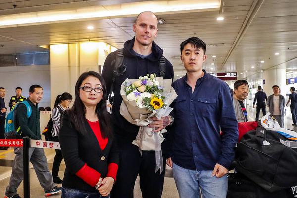 土媒：穆里尼奧向費內(nèi)巴切董事會表示，球隊急需簽下一名中衛(wèi)